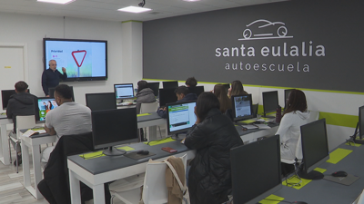 Alumnos nunha clase teórica na autoescola