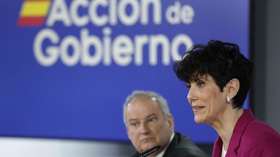 Os ministros Jordi Hereu e Elma Sáiz informan aos medios tras o Consello de Ministros deste martes (EFE/Chema Moya)