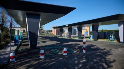 Punto de recarga para vehículos eleéctricos na área de servizo de O Burgo (Miguel Riopa)