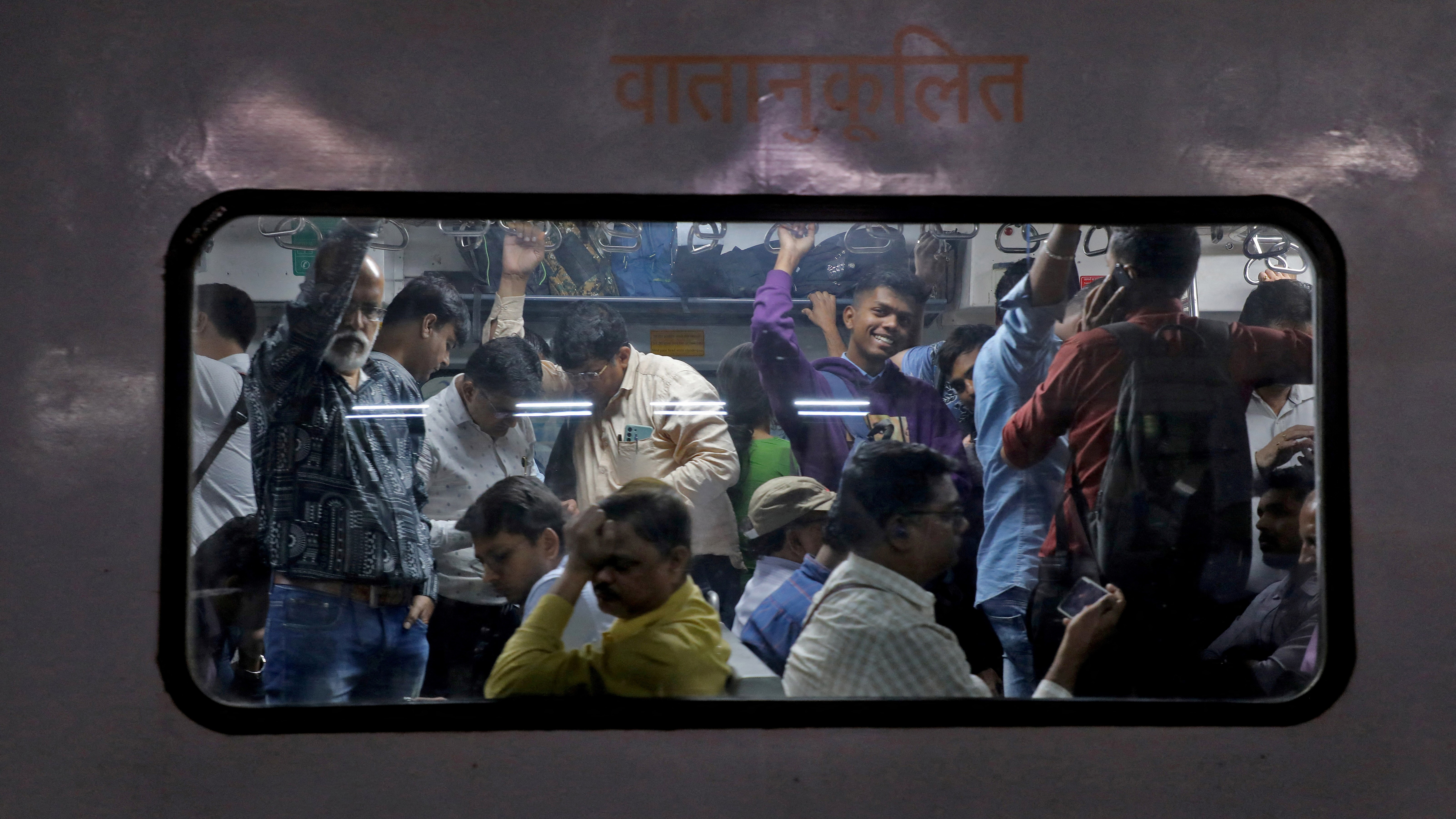Cidadáns no metro de Mumbai (Reuters)