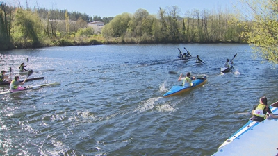 Adestramento de piragüistas no río Miño ao seu paso por Lugo