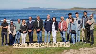 Alfonso Rueda posa tras percorrer un treito do Camiño do Litoral, en Lariño-Carnota (EFE/Lavandeira jr)