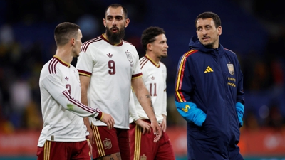 Os xogadores da selección, entre eles o galego Borja Iglesias, ao remate do partido ( EFE/Alberto Estévez)