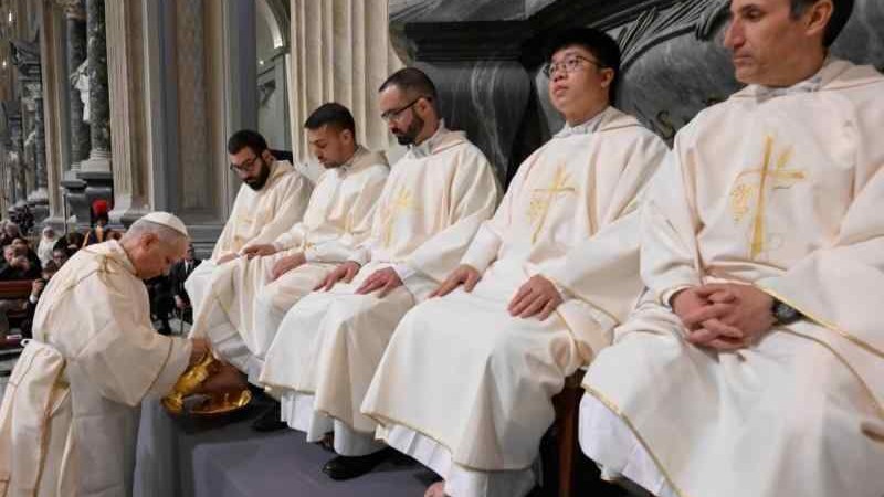León XIV, lava os pés aos sacerdotes máis novos de Roma