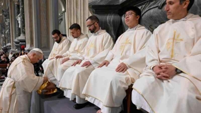León XIV, lava os pés aos sacerdotes máis novos de Roma