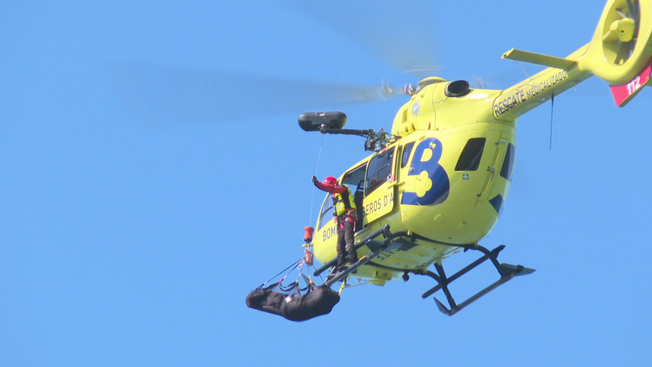 O corpo foi recuperado desde o aire porque apareceu nunha zona de cantís de difícil acceso por terra