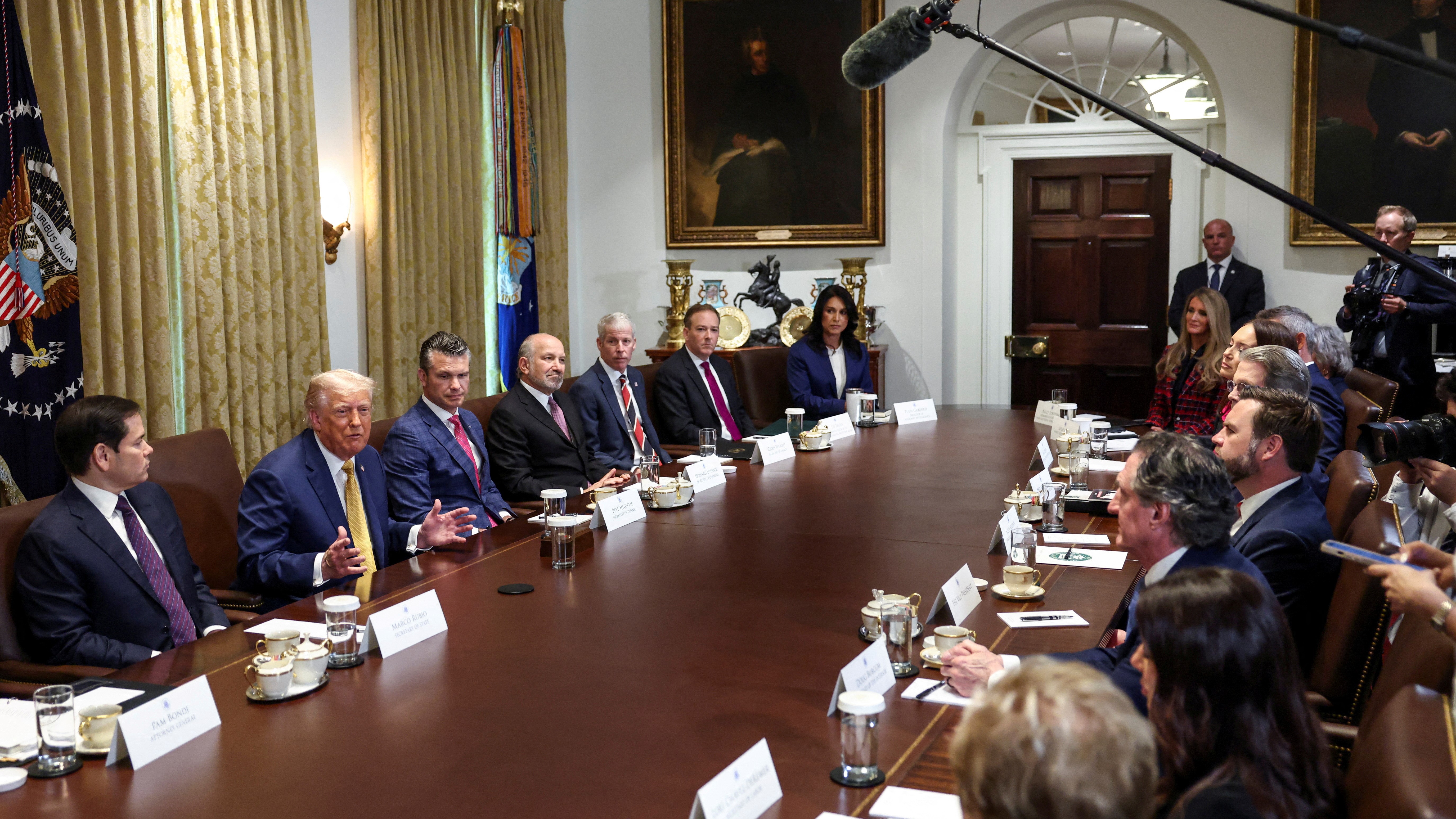 Trump co seu gabinete na Casa Branca. REUTERS/Kevin Lamarque/Arquivo