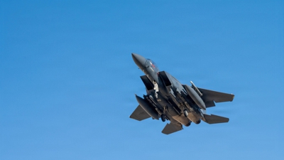 Un F-15 engala nun lugar descoñecido. Forza aérea dos EUA vía REUTERS