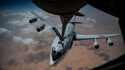 Reabastecemento dun E-3 en pleno voo. Forza aérea dos EUA vía REUTERS