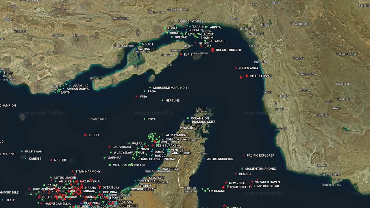Tráfico polo estreito de Ormuz. REUTERS