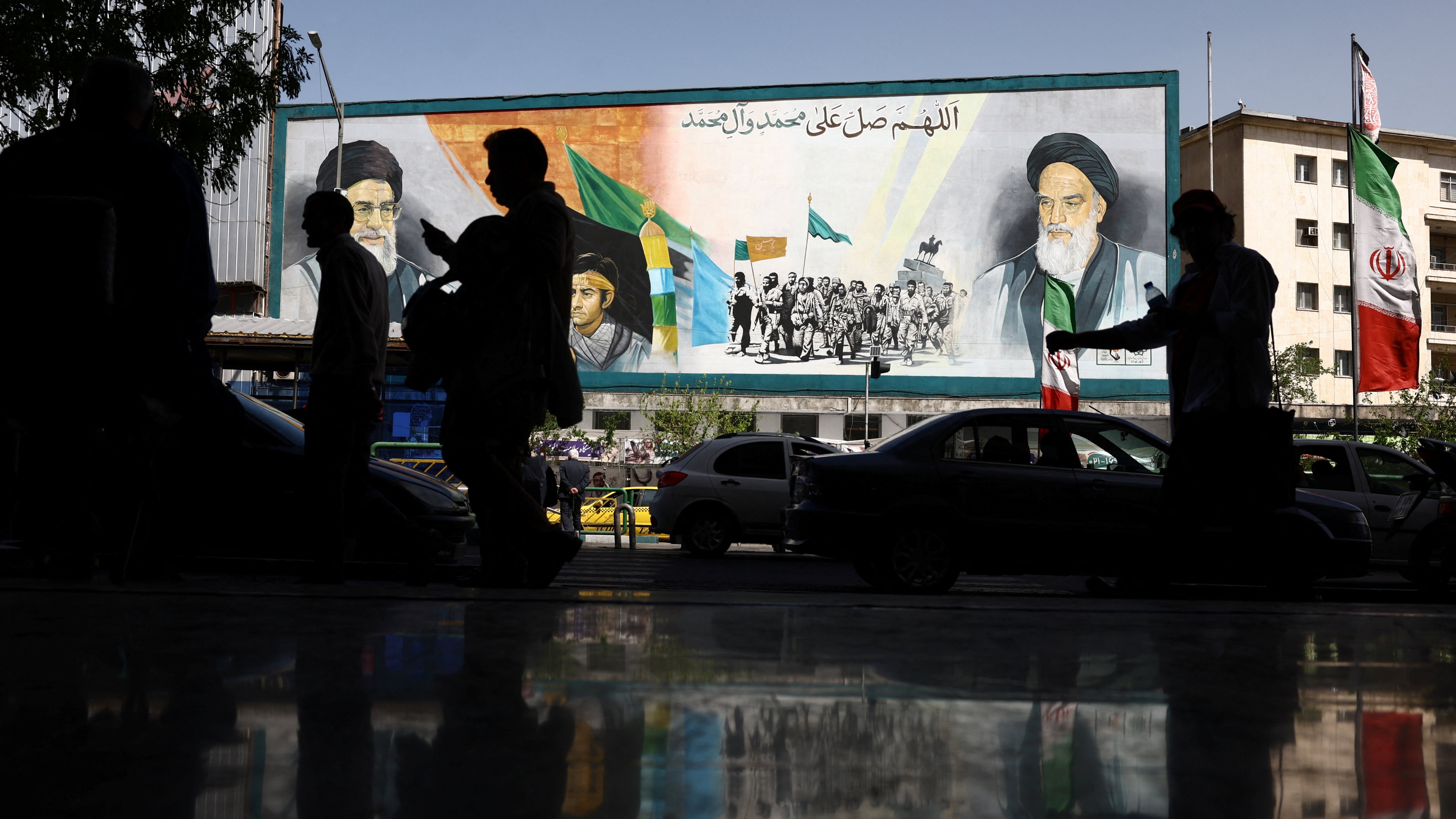 Mural dos aiatolás en Teherán. Majid Asgaripour/WANA vía REUTERS