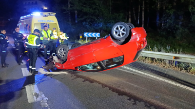 O coche sinistrado en Redondela. Imaxe cedida polo GES de Mos