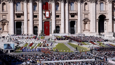 O Papa León XIV oficia a Misa de Pascua no Vaticano. REUTERS/Remo Casilli