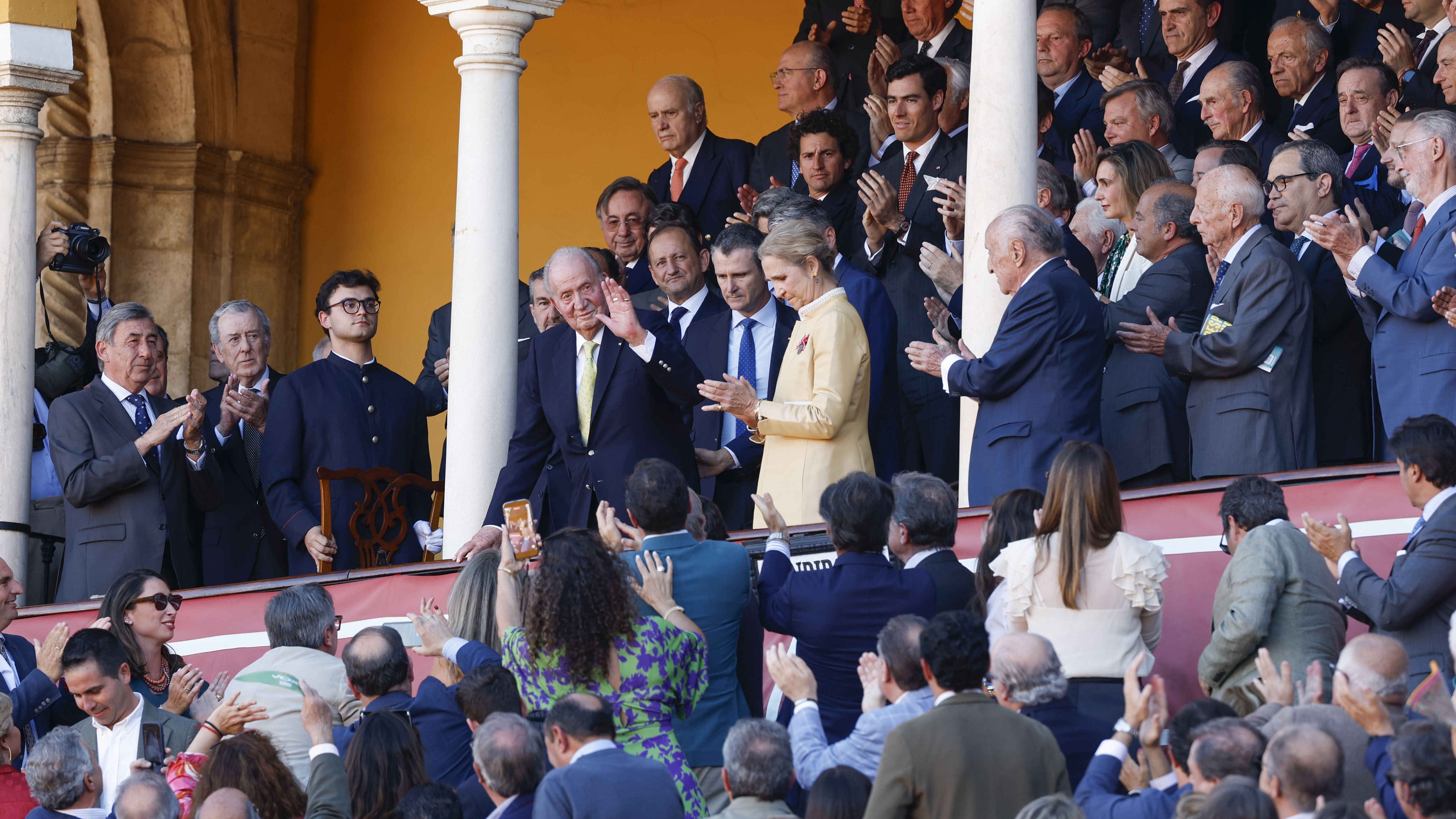 O público ovacionou a Xoán Carlos I na Maestranza. EFE/ Julio Muñoz