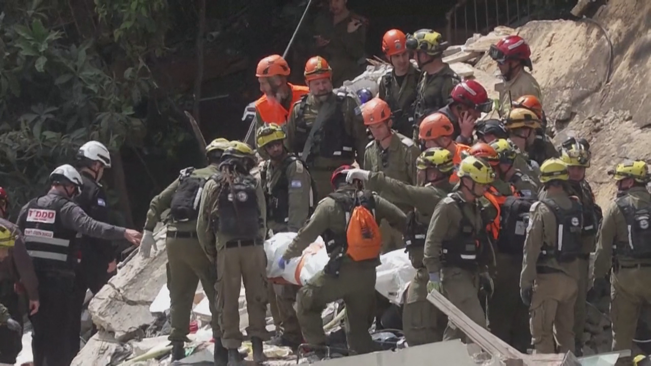 Rescate dun cadáver na cidade israelí de Haifa tras o impacto dun mísil iraniano (AFP)