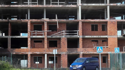 Exteriores do edificio abandonado en que apareceu o cadáver en Cervo (Carlos Castro/Europa Press)