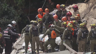 Rescate dun cadáver na cidade israelí de Haifa tras o impacto dun mísil iraniano (AFP)