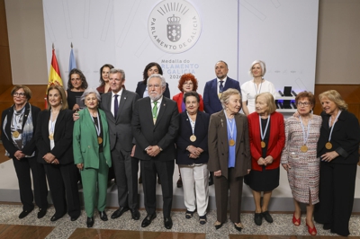 Os presidentes da Xunta e do Parlamento coas premiadas. EFE/Xoán Rey