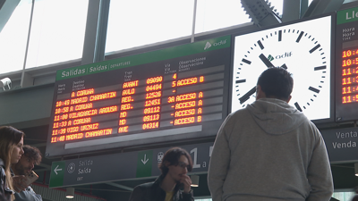 Os atrasos obrigaron os pasaxeiros a estaren atentos aos paneis informativos