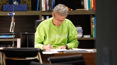 Alfonso Rueda, este martes, preparando o debate