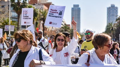 Médicos durante unha concentración de médicos en Barcelona, ao 20 de marzo de 2026, en Barcelona, Catalunya (España). (Alberto Paredes / Europa Press)