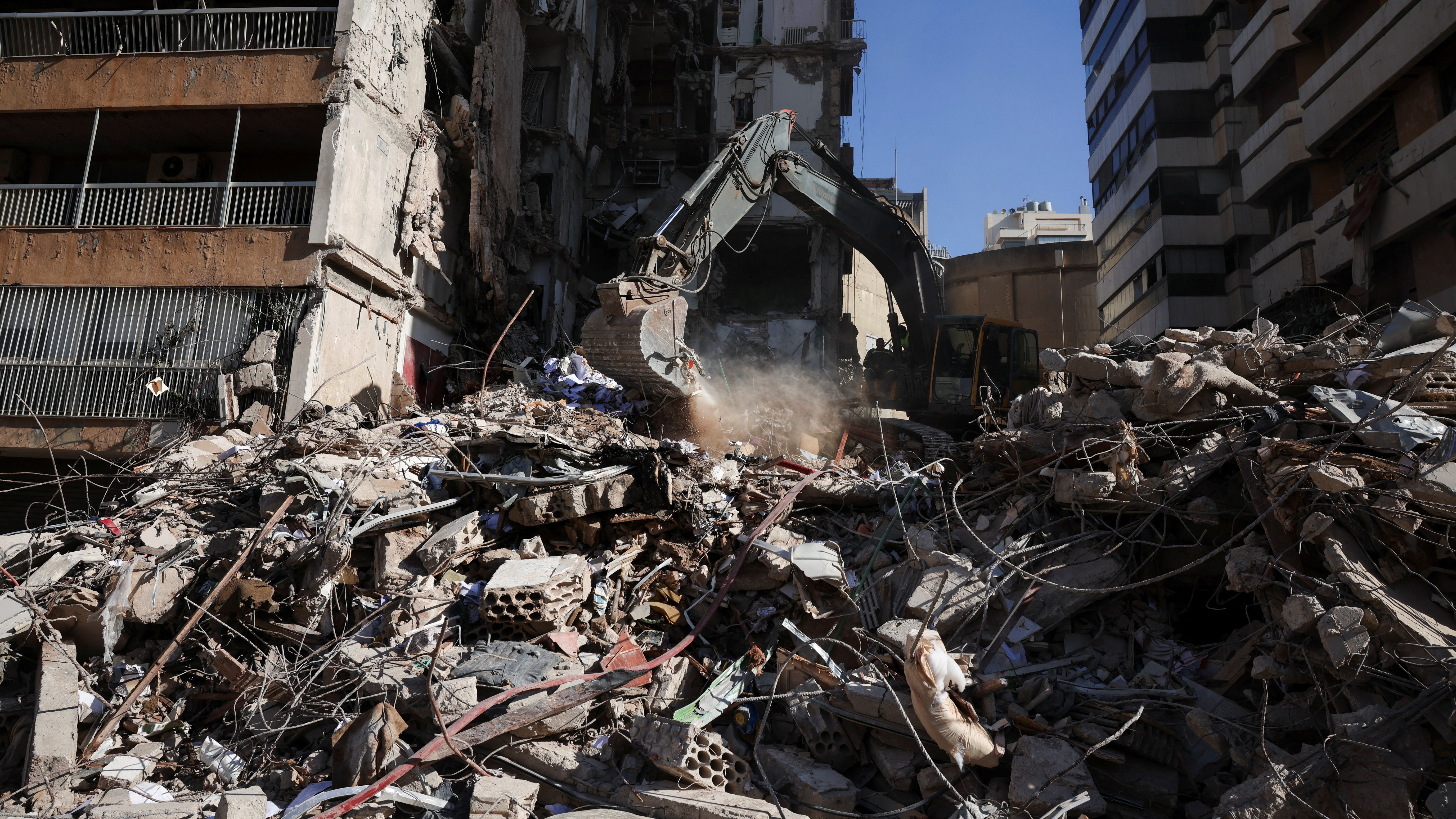 Busca dunha persoa baixo os entullos tras un ataque israelí en Beirut (Reuters/Louisa Gouliamaki)