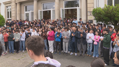 Profesores e compañeiros do desaparecido na concentración de apoio á familia