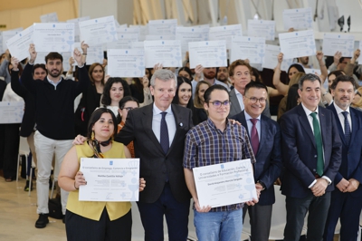 O presidente da Xunta cos participantes no acto de entrega das bolsas excelencia. EFE/Lavandeira jr