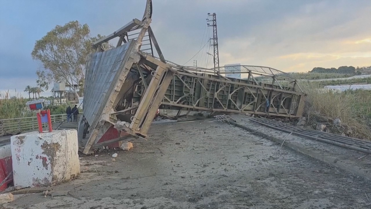 Ponte destruída na cidade libanesa de Tiro (Reuters)