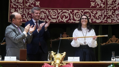 Crujeiras recibe o bastón de mando do seu predecesor, Antonio López, ante o presidente da Xunta, Alfonso Rueda ()