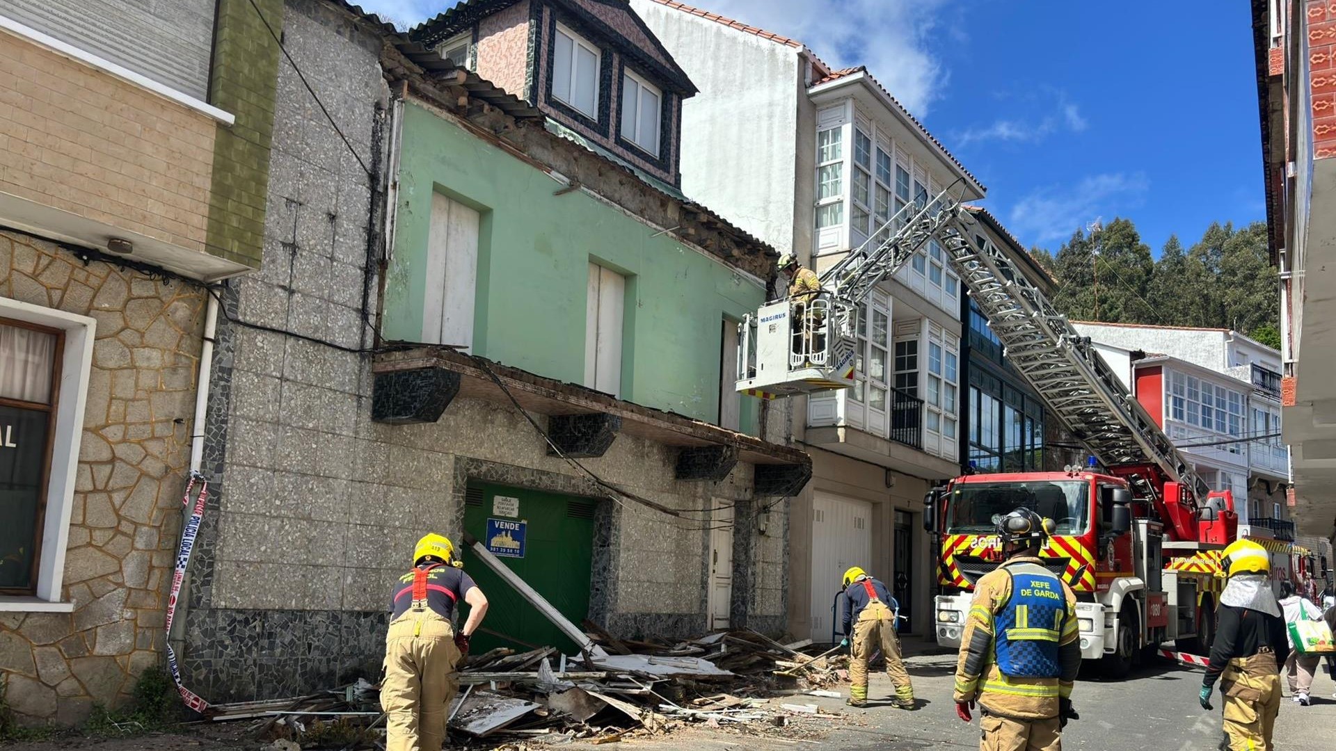 Efectivos de Bombeiros acudiron ata o número 5 da rúa Real para efectuar o desmonte (Europa Press)