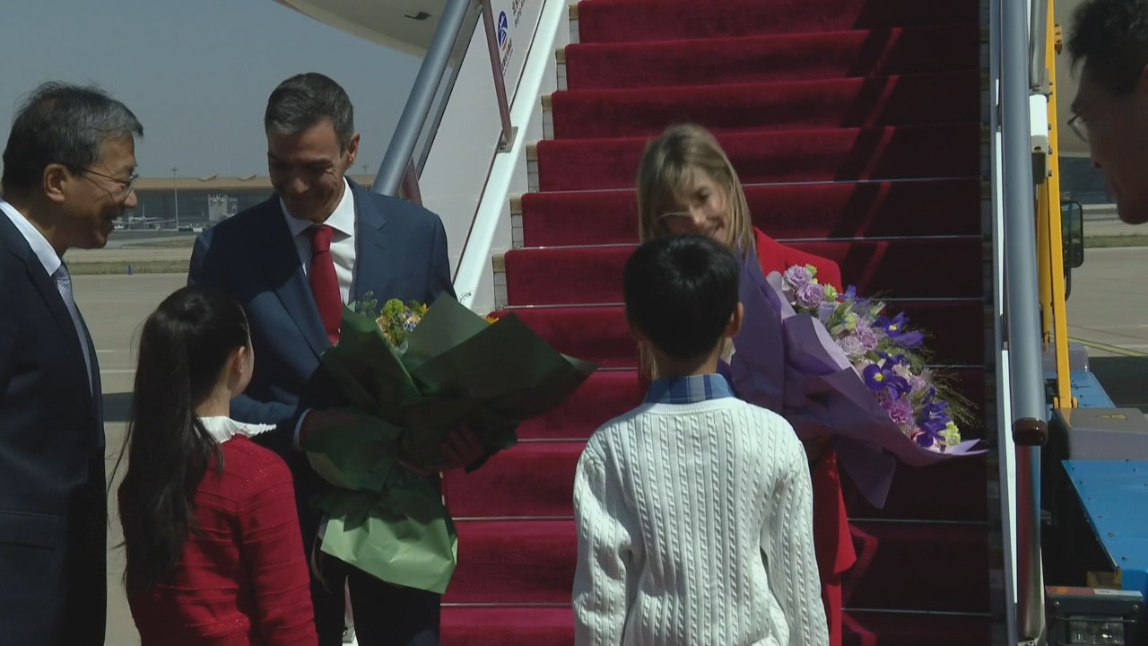 Pedro Sánchez e a súa muller, Begoña Gómez, á súa chegada a Pequín (EFE)