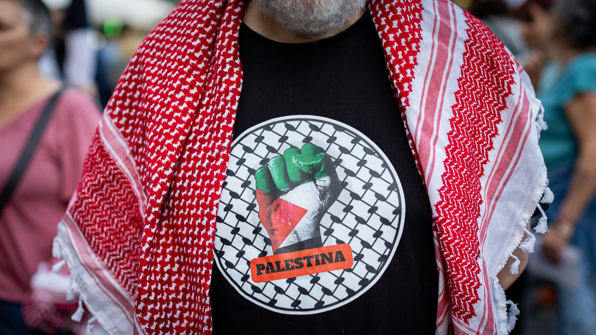 Participante nunha concentración en Santiago. EUROPA PRESS/Agostime/Arquivo