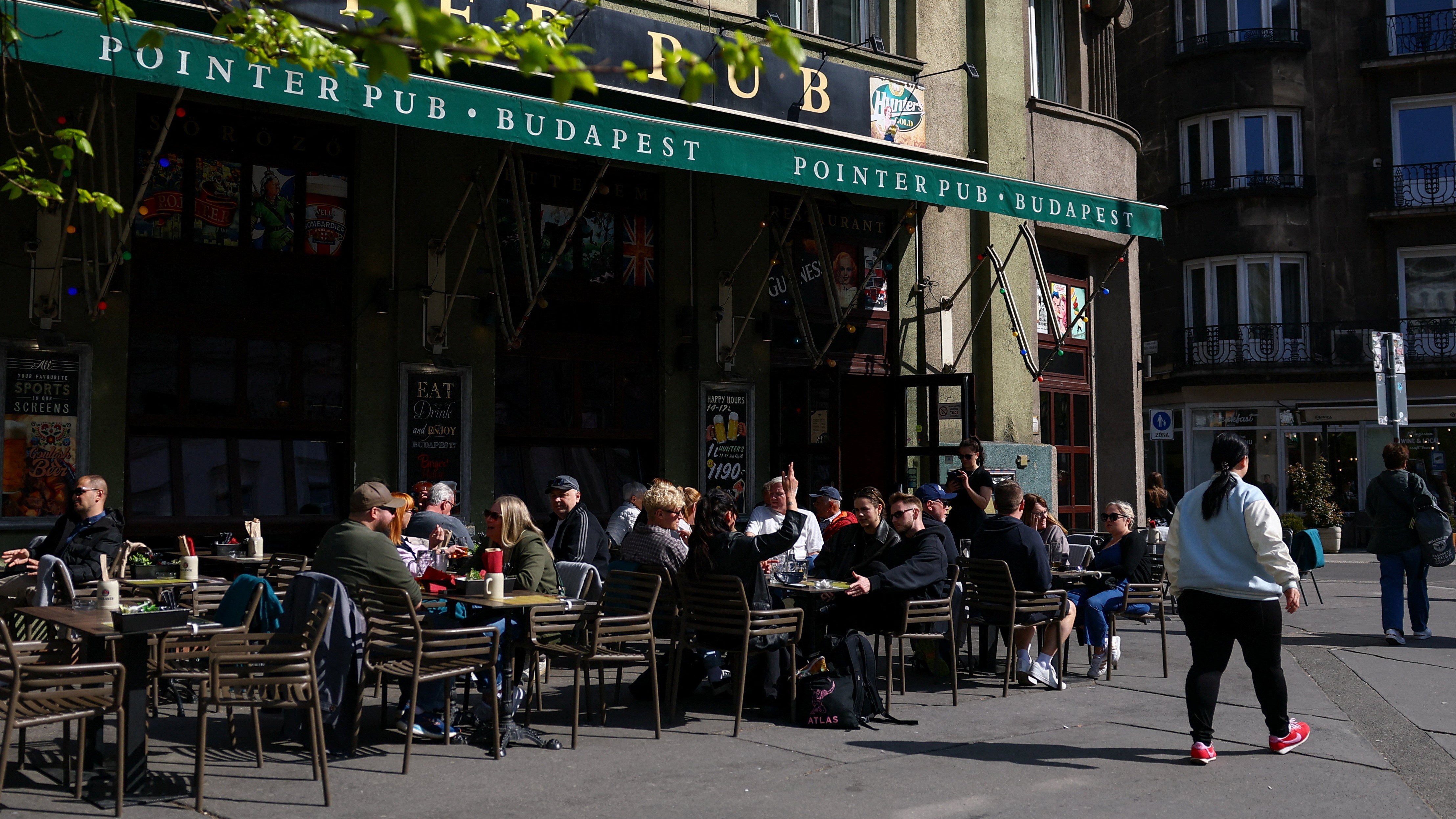 Xente nunha terraza en Budapest este sábado. REUTERS/Lisi Niesner