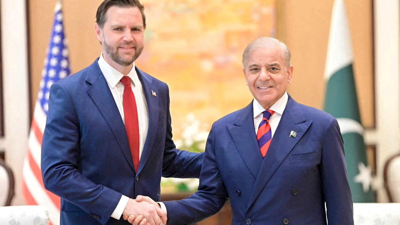 Vance, co primeiro ministro paquistaní Shehbaz Sharif (Reuters)