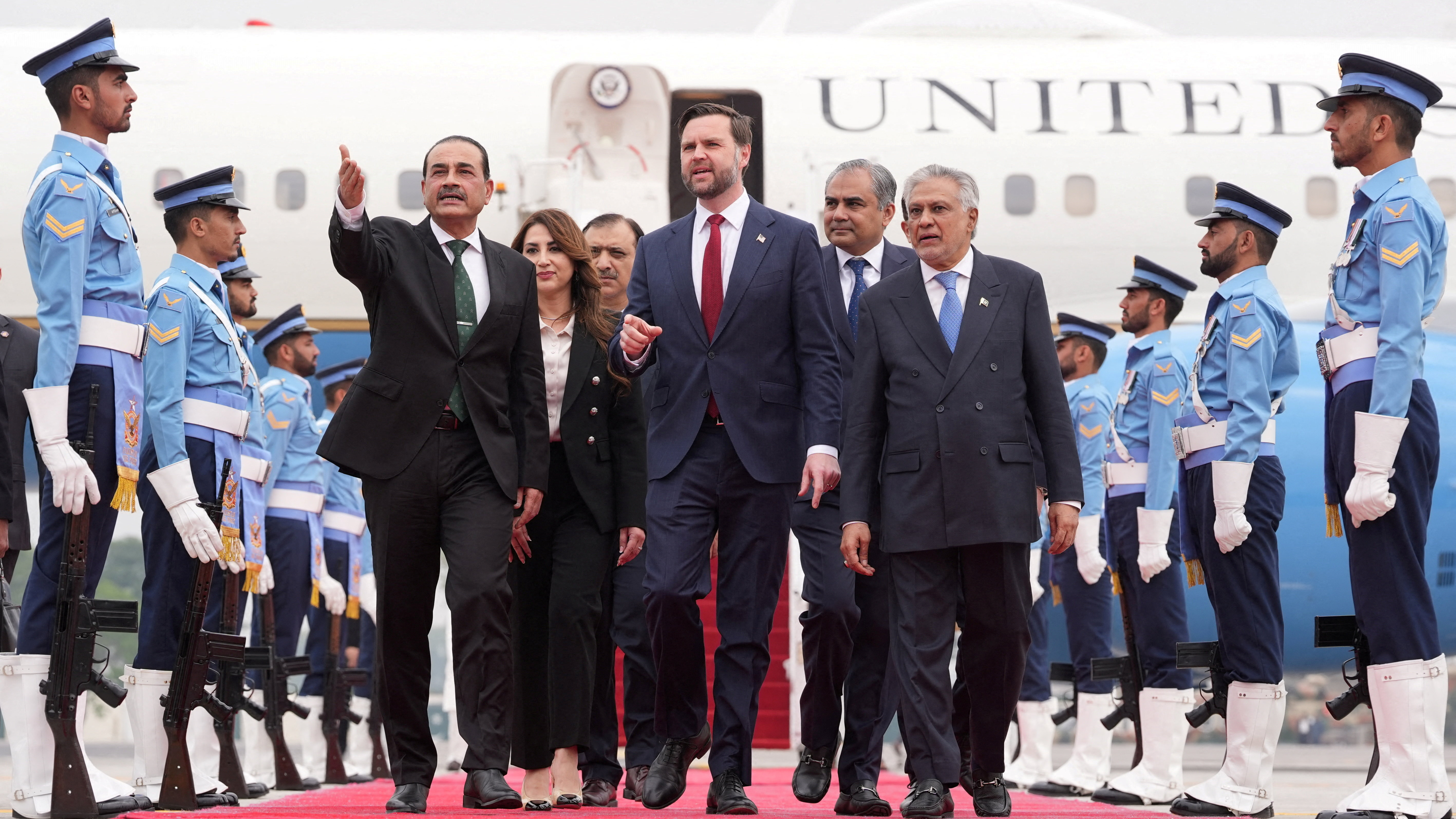 Momento da chegada de Vance á capital de Paquistán (Reuters)