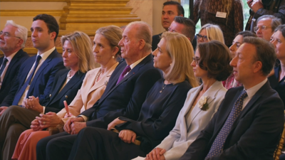 Xoán Carlos I coas súas fillas e o seu neto Filipe Xoán Froilán. EFE