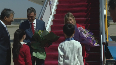 Pedro Sánchez e a súa muller, Begoña Gómez, á súa chegada a Pequín (EFE)