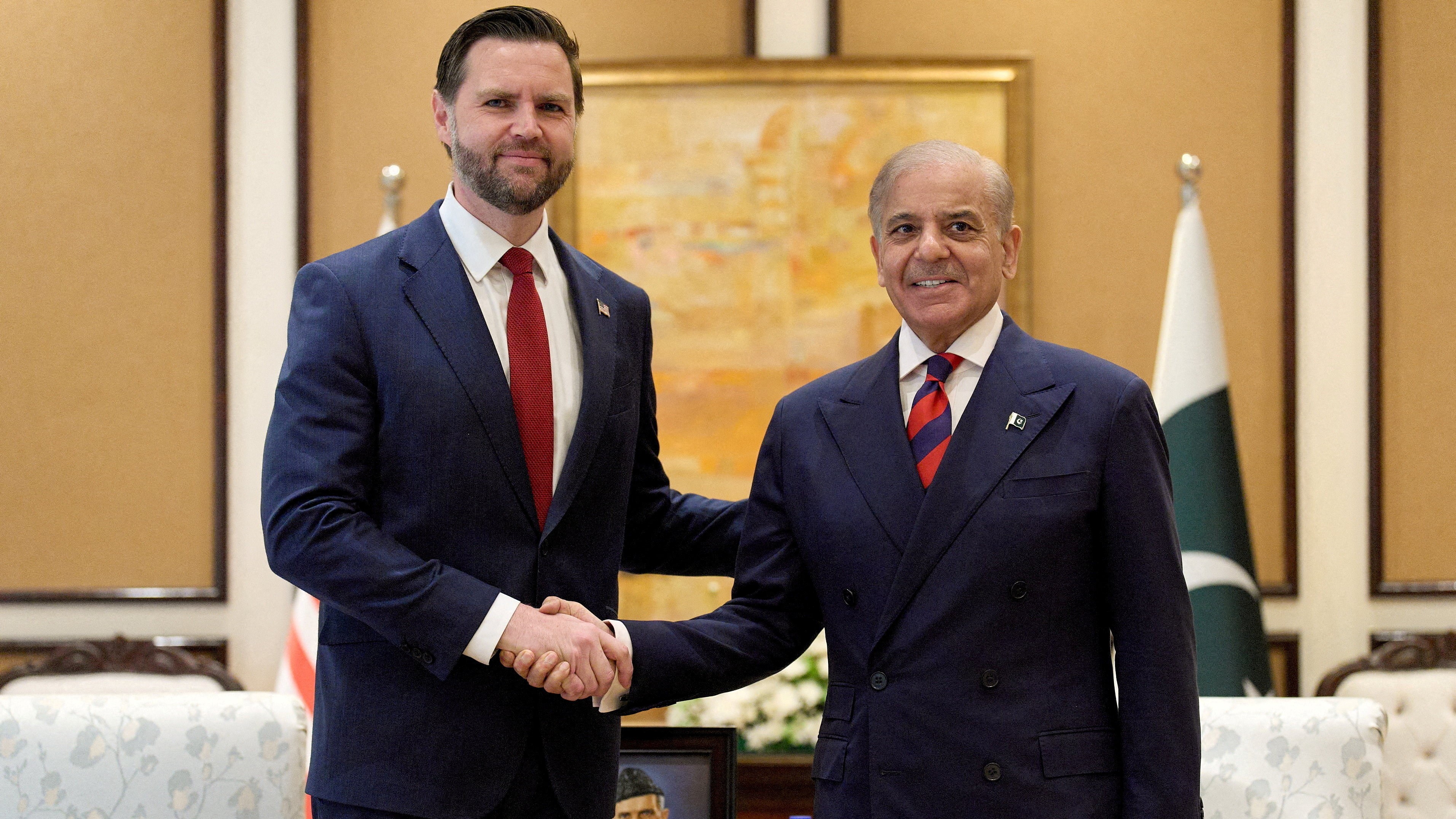 JD Vance con Shehbaz Sharif este sábado. Jacquelyn Martin/Pool vía REUTERS