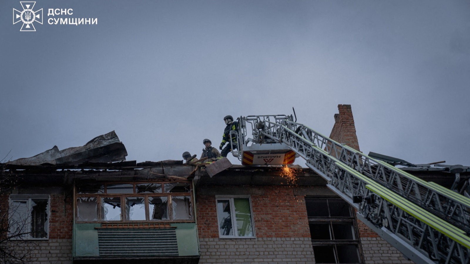 Vivenda bombardeada en Sumi. Emerxencias de Ucraína vía REUTERS