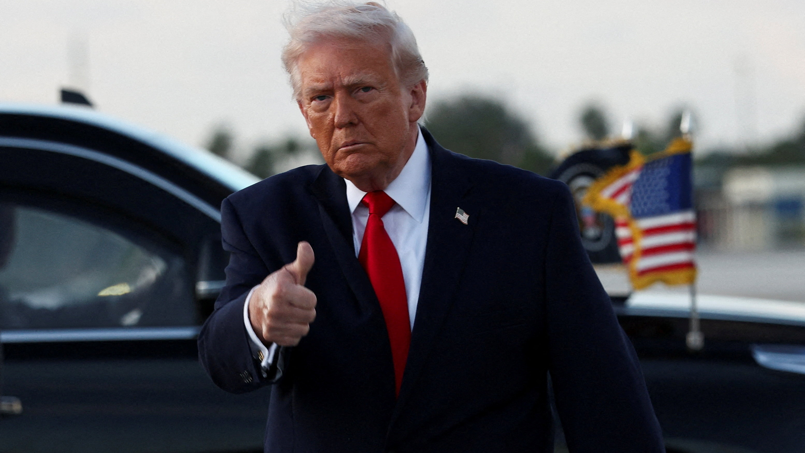 Trump, este domingo no aeroporto de Miami ( REUTERS/Kevin Lamarque)