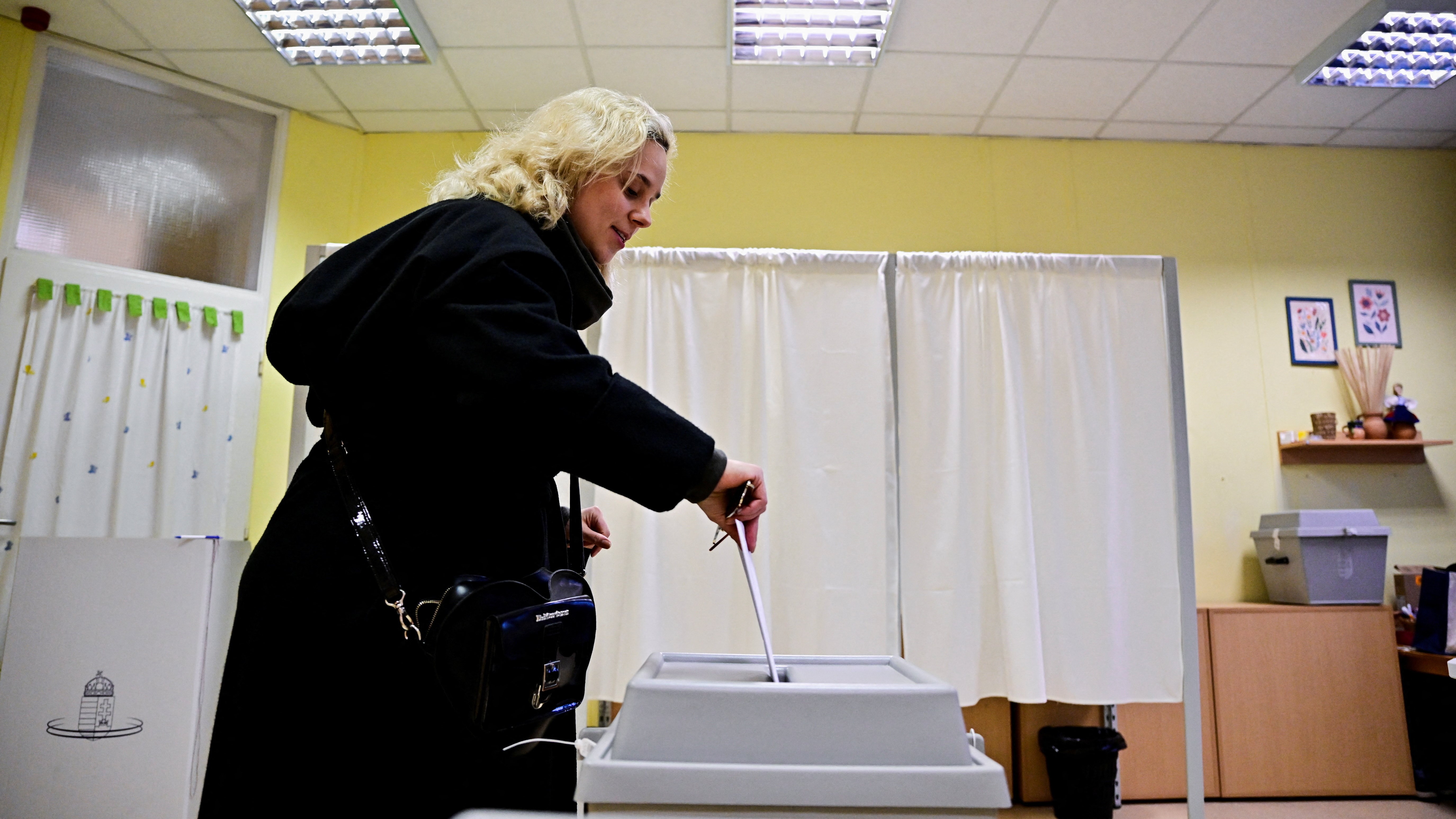Unha muller vota nun colexio da capital. REUTERS/Marton Monus.