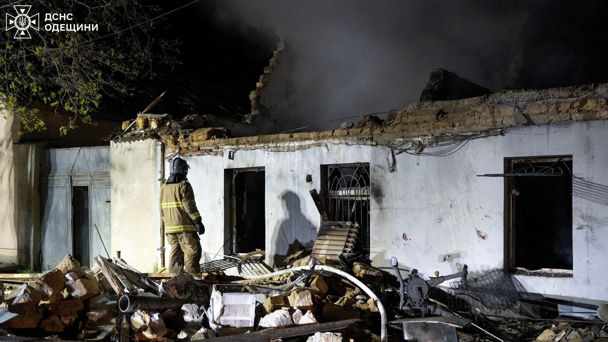 Edificio atacado por drons rusos en Odesa. Emerxencias de Ucraína vía REUTERS