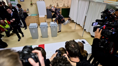 Expectación mediática nun colexio. Marton Monus/REUTERS/Sinal en directo