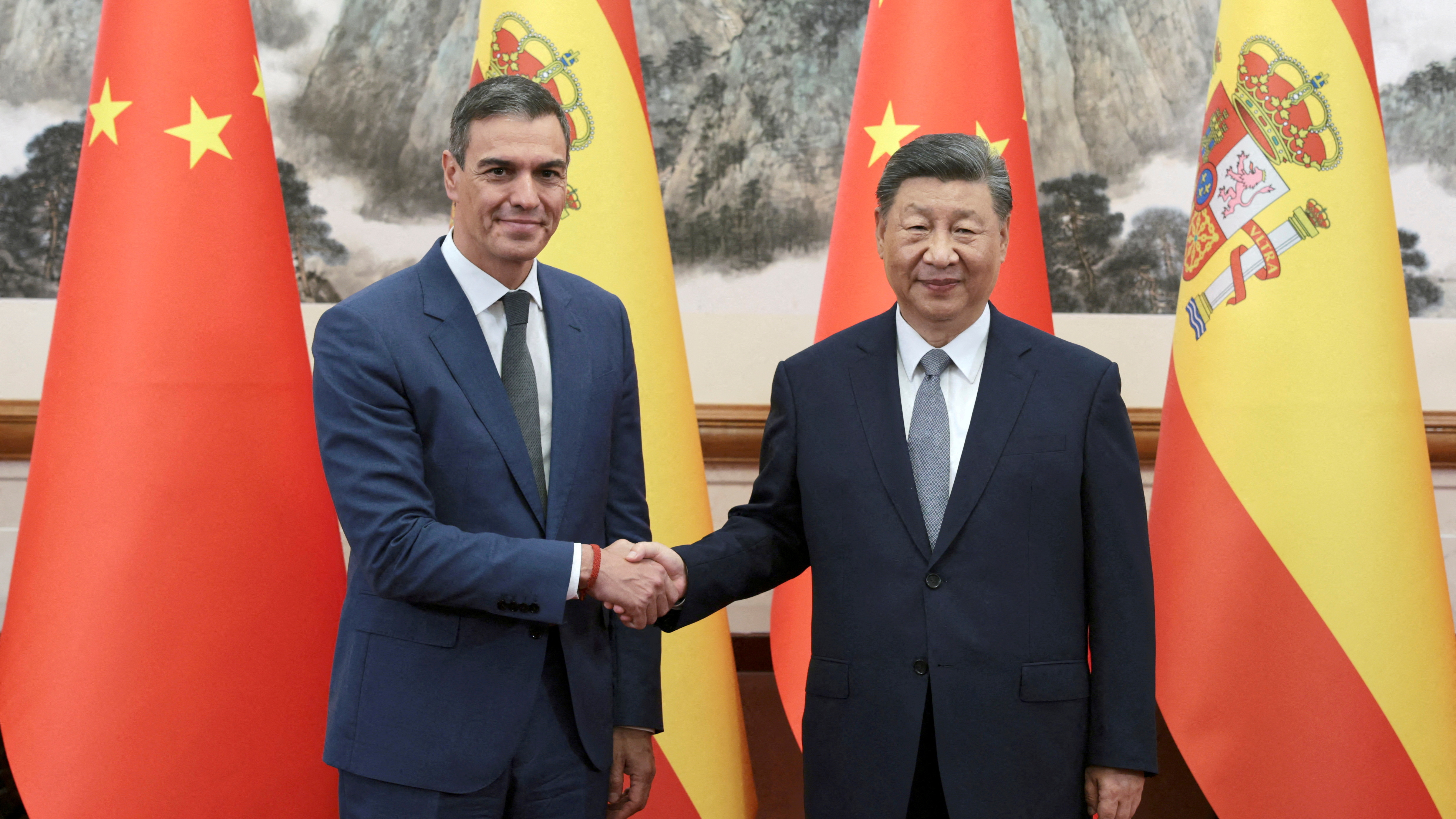 O presidente chinés Xi Jinping e o presidente español Pedro Sánchez danse a man antes da súa reunión en Pequín (Reuters)