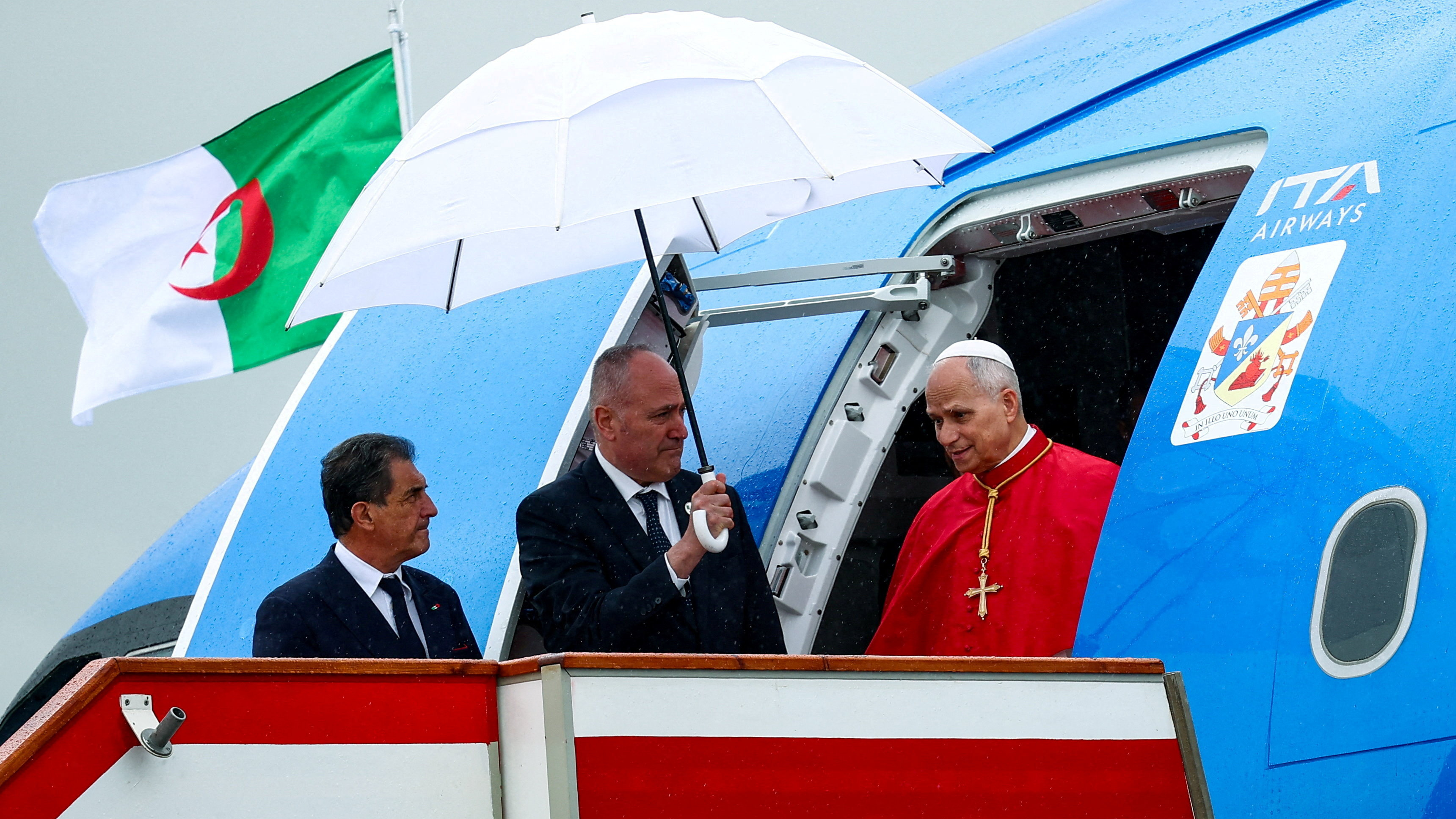 O papa León XIV sae do avión papal á súa chegada ao Aeroporto Internacional Houari Boumediene de Alxeria (REUTERS/Guglielmo Mangiapane)