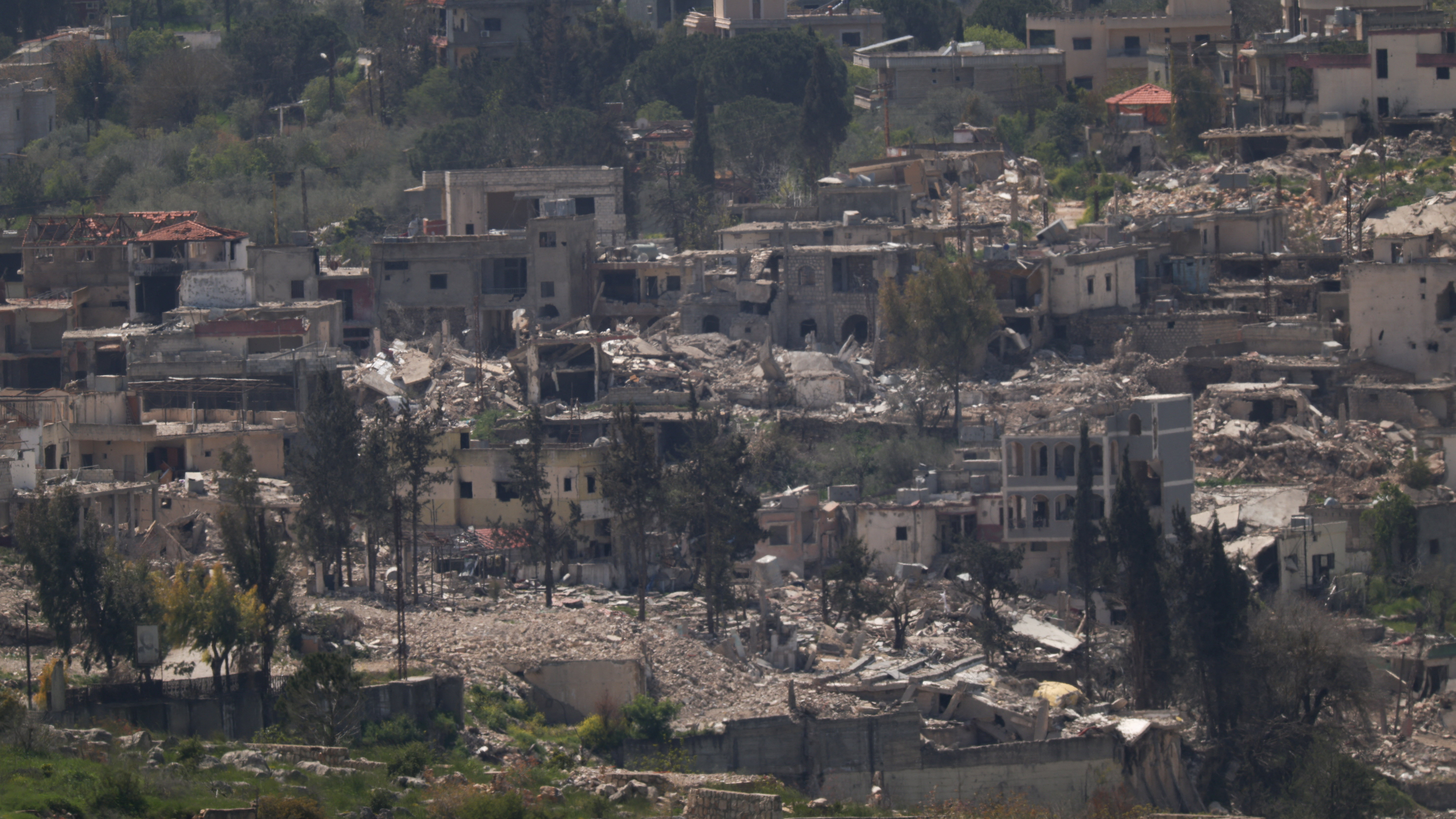 Casas destruídas polos bombardeos israelís ao sur do Líbano, preto da fronteira entre ambos países. REUTERS/Florion Goga