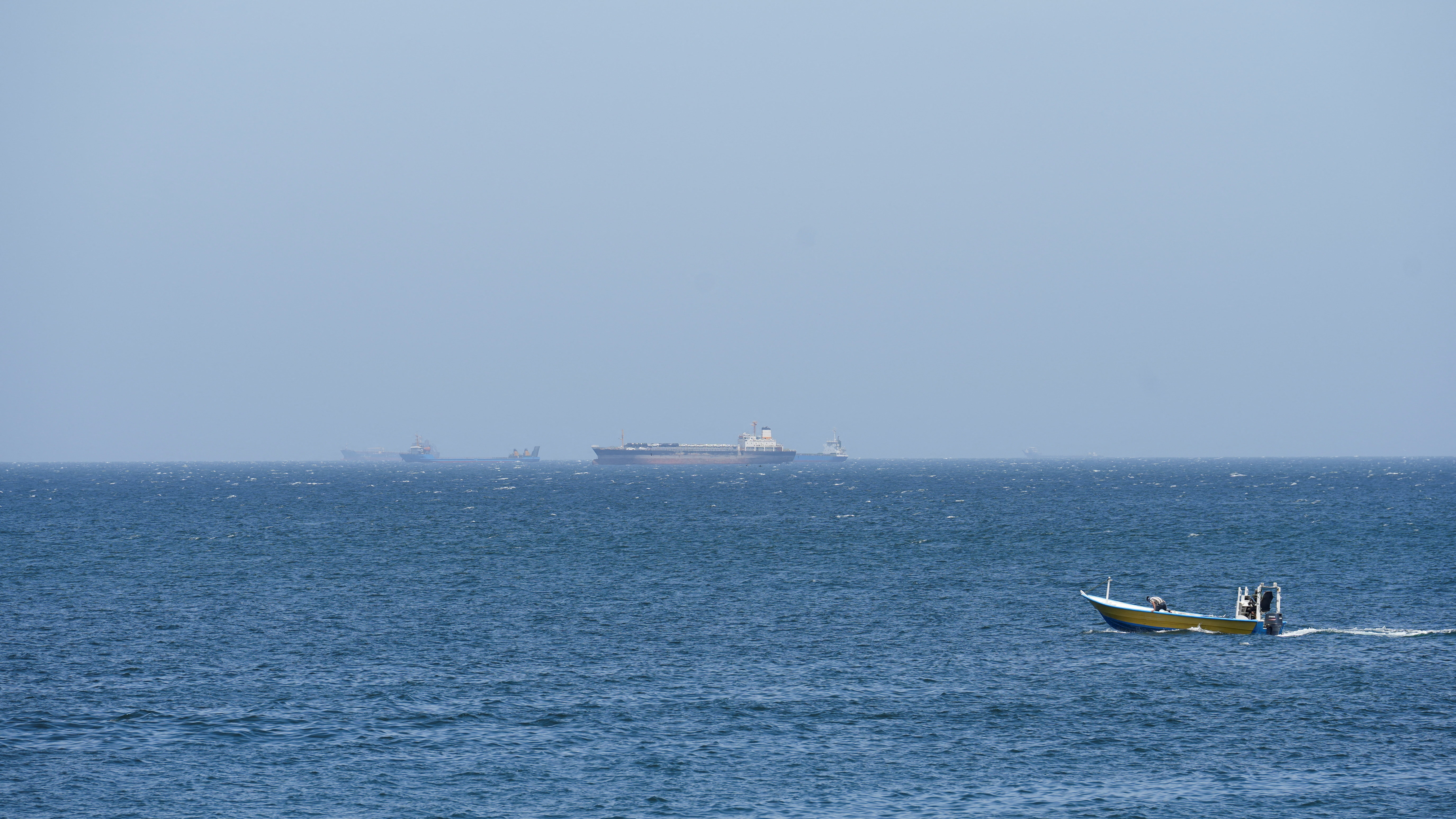 Buques preto do estreito de Ormuz. REUTERS/Stringer (Arquivo).