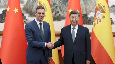 O presidente chinés Xi Jinping e o presidente español Pedro Sánchez danse a man antes da súa reunión en Pequín (Reuters)