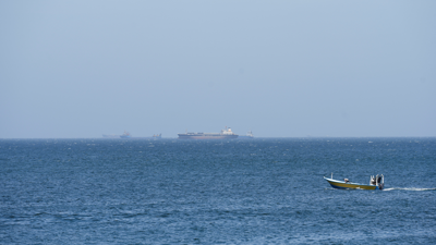 Buques preto do estreito de Ormuz. REUTERS/Stringer (Arquivo).